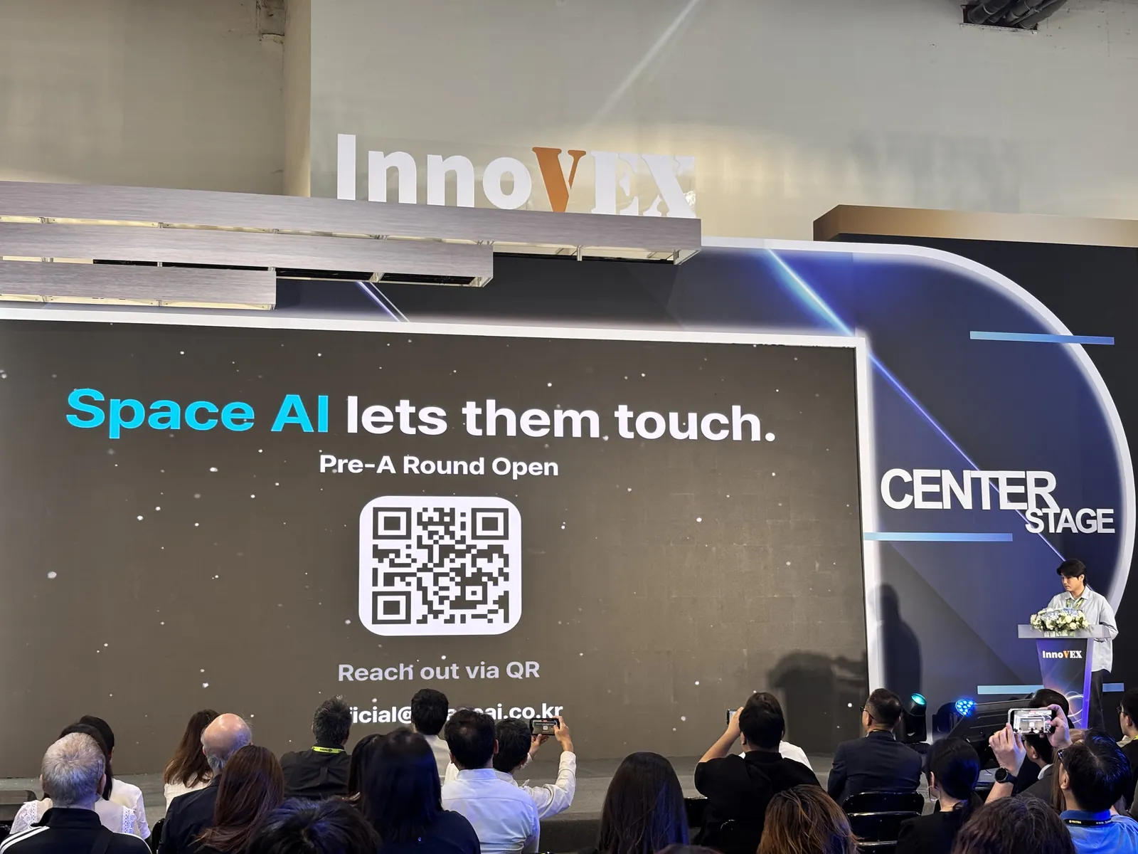 NVIDIA GTC Taipei 2026 발표 현장. InnoVEX 센터 스테이지의 “Space AI lets them touch.” 슬라이드와 청중